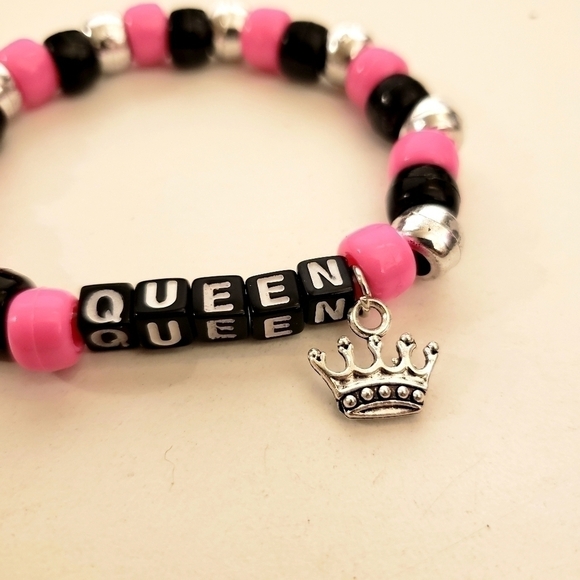 Queen charm kandi word Bracelet - Picture 2 of 3